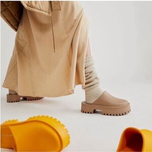 Jeffrey Campbell Stylish Tan platform mules